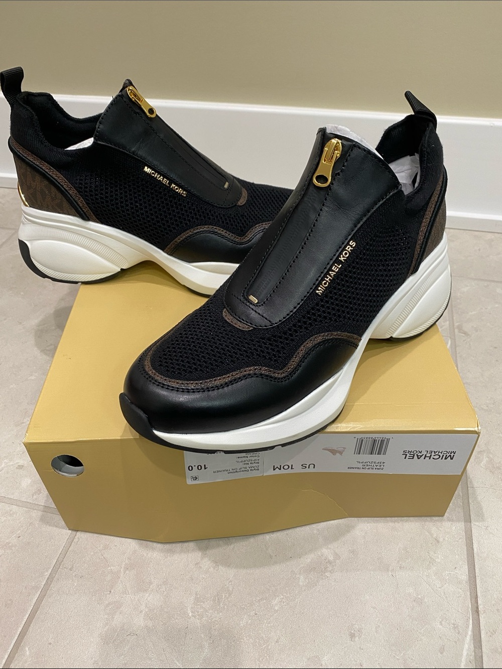 NEW in box Michael Kors Woman zip on Zuma trainer Size 10